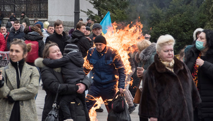 На пикете под Офисом президента мужчина совершил самоподжог