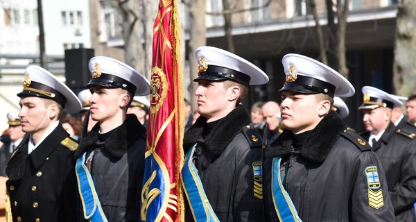 На погонах нахимовцев, спевших в Севастополе гимн, блеснули звезды лейтенантов