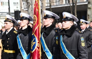 На погонах нахимовцев, спевших в Севастополе гимн, блеснули звезды лейтенантов