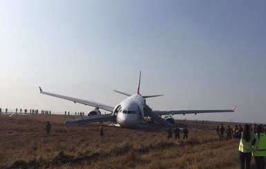 В Непале во время посадки развалился турецкий пассажирский самолет