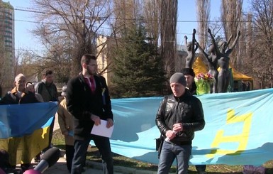 В Крыму задержали троих митингующих за украинские и крымскотатарский флаги