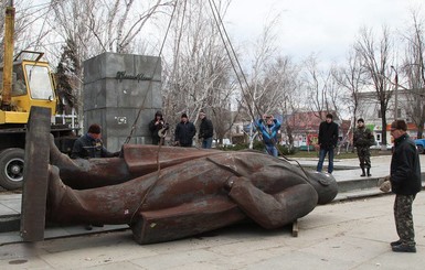 В Запорожской области повалили очередного Ленина