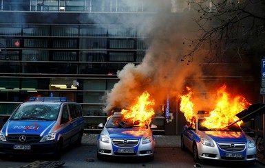 Во Франкфурте-на-Майне начались столкновения активистов с полицией,  в ход пошел слезоточивый газ