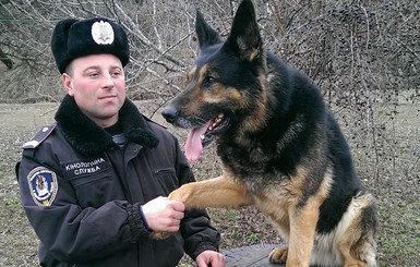 В Днепропетровске пес Дик по платью вынюхал пропавшую девочку