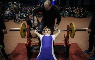 8-летний киевлянин жмет штангу больше, чем весит сам