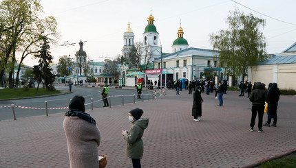 Пасха во время карантина: патрули у храмов и служба на расстоянии