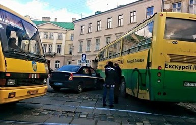 В центре Львова машина ГАИ въехала в туристический автобус