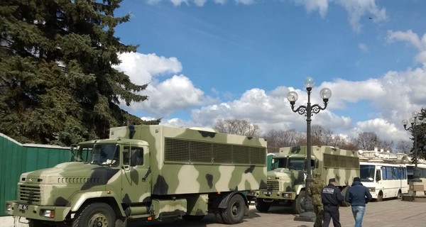 К зданию Верховной Рады, где обсуждают отставку Яценюка, стянули бронированные КрАЗы