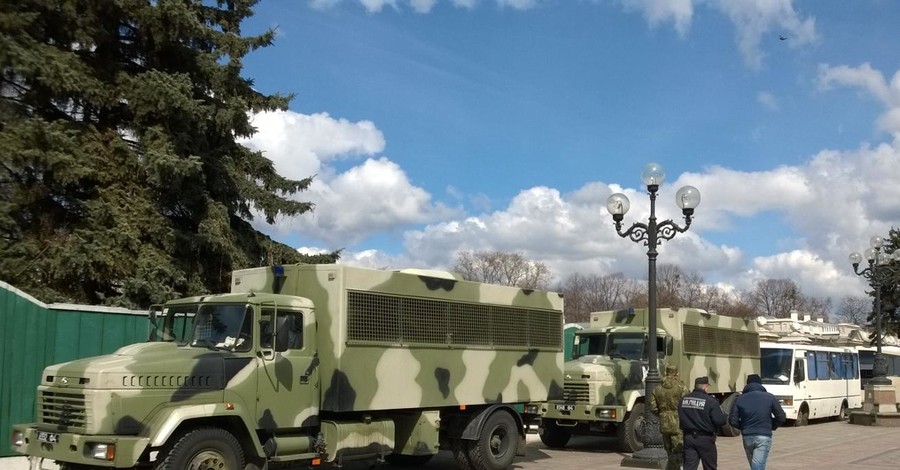 К зданию Верховной Рады, где обсуждают отставку Яценюка, стянули бронированные КрАЗы