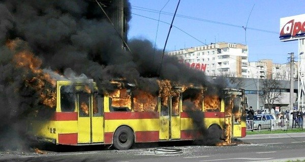 Во Львове во время движения загорелся троллейбус