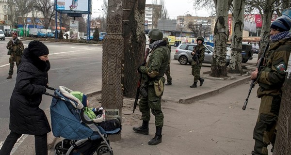 Ночь в Донецке прошла под обстрелом, разрушен дом