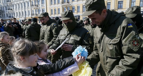 Благородство и агрессия: как мы изменились за год АТО