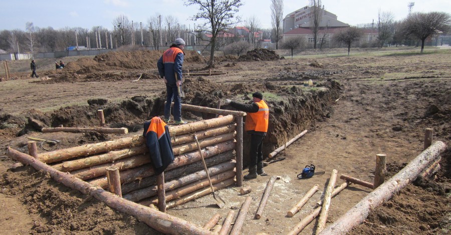 В Харькове роют окопы