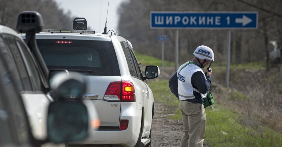 В Широкино продолжают стрелять из танков