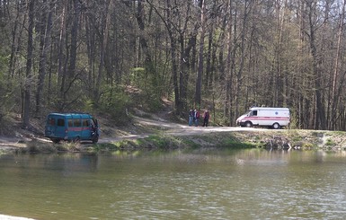 В Киеве парень пытался переплыть озеро верхом на коне и погиб