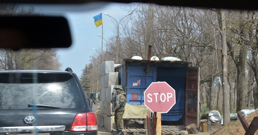 На блокпостах появились километровые очереди