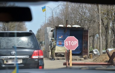 На блокпостах появились километровые очереди