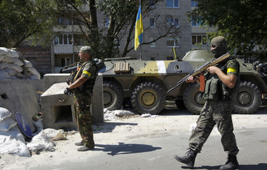 Волонтеры: За бумажный пропуск в зону АТО берут взятки