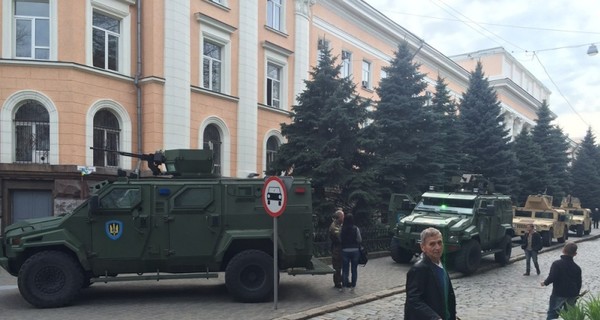 В Одессу стягивают военную технику и бойцов