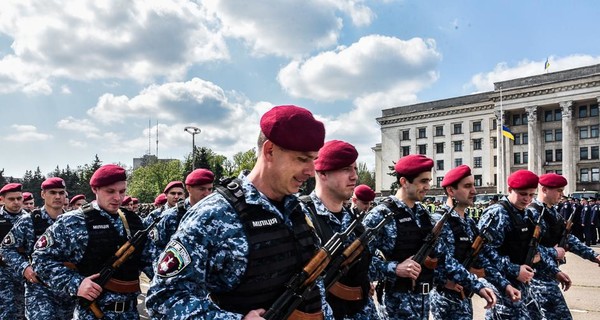 На Куликовом поле в Одессе собрались броневики, спецназ и сотни милиционеров