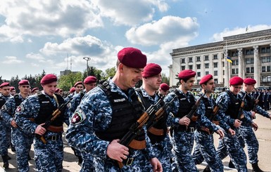 На Куликовом поле в Одессе собрались броневики, спецназ и сотни милиционеров