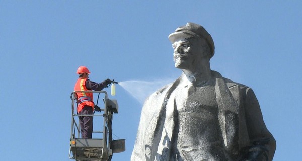 В Донецке снесли барельеф в честь Стуса и промыли с шампунем главного Ленина