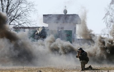 Под Авдеевкой БТР с военными подорвался на фугасе: есть жертвы