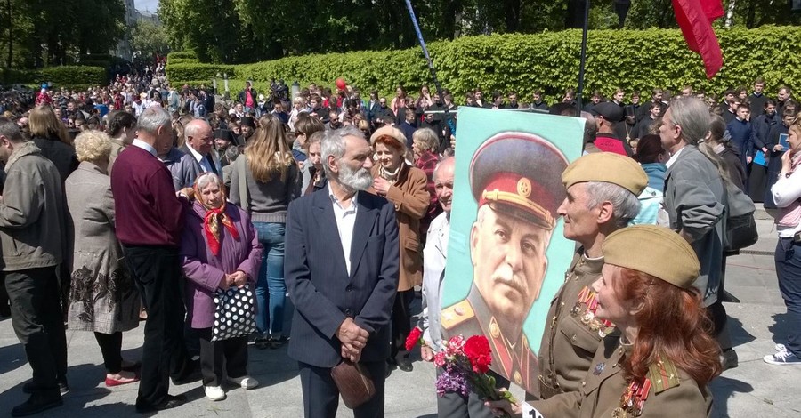 В Киеве к Вечному огню принесли портрет Сталина