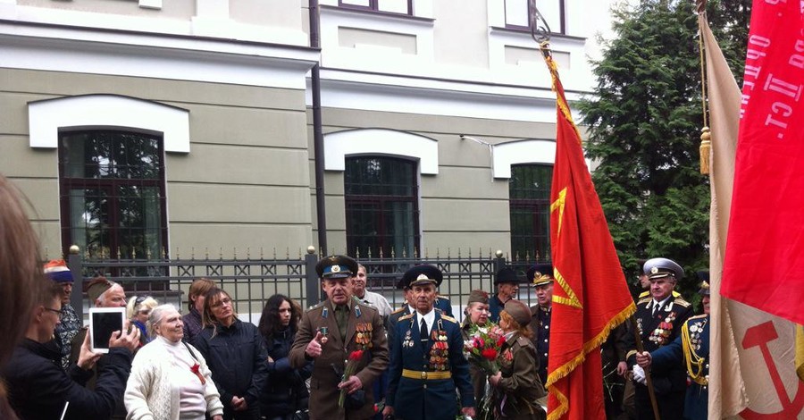 День Победы в Харькове: обливания кефиром и стихийные митинги