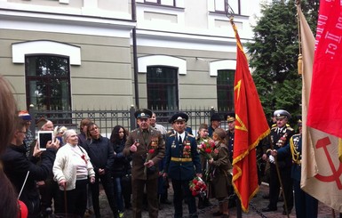 День Победы в Харькове: обливания кефиром и стихийные митинги