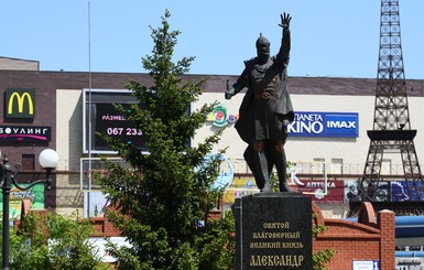 Вандалам, изуродовавшим памятник Александру Невскому в Харькове, светит статья за хулиганство