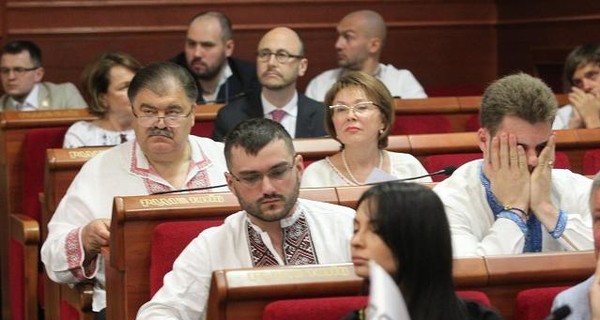 Киевсовет в вышиванках: Кличко пришел в серой, нардеп Береза – в голубой