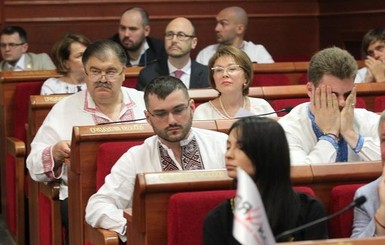 Киевсовет в вышиванках: Кличко пришел в серой, нардеп Береза – в голубой