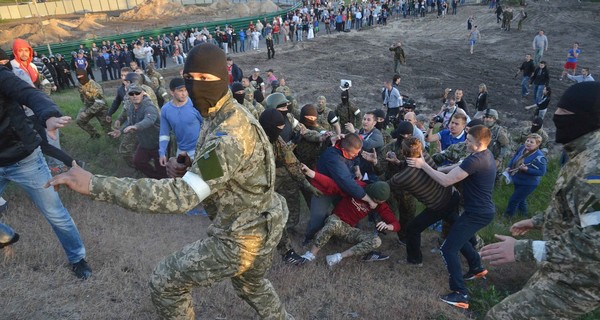 Добро на скандальную стройку на Осокорках дали три мэра