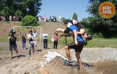 Забег с женами на плечах в Киеве: сосиска украла собаку