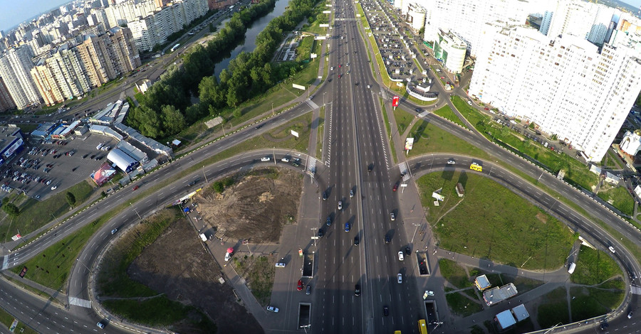 Дрон полетал над скандальной стройкой Киева 