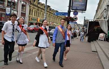 В Киеве последний звонок отпразднуют в советской школьной форме