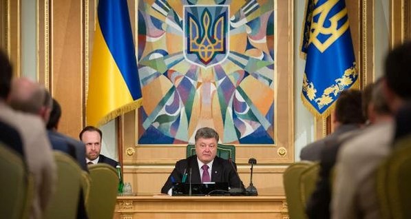 Порошенко дал интервью по итогам года и ввел в действие решение СНБО по энергобезопасности