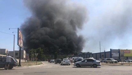 В Новой Каховке загорелась вся площадь крыши многоквартирного дома