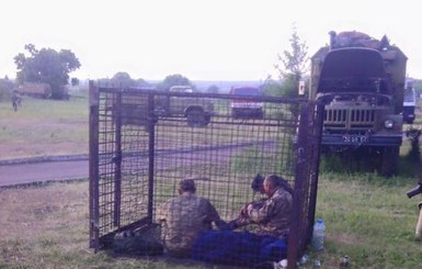 Будни АТО: за пьянство солдат сажают в клетку