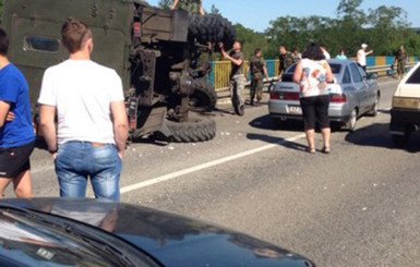 Под Харьковом перевернулся военный грузовик 