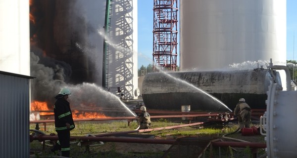 К месту горящей нефтебазы приехал министр обороны