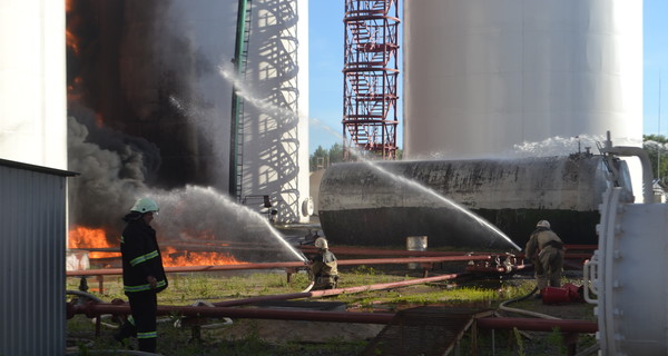 МВД: во время взрыва на нефтебазе погибли двое спасателей, двое пропали без вести