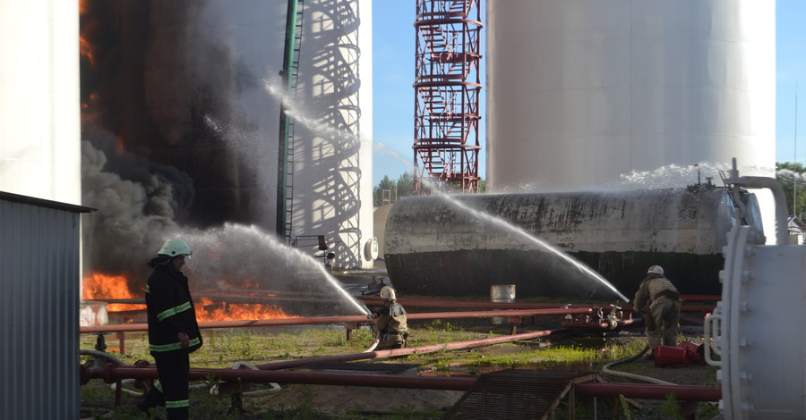 МВД: во время взрыва на нефтебазе погибли двое спасателей, двое пропали без вести