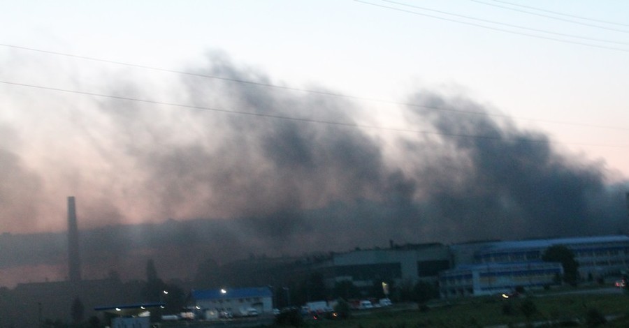 На Волыни горел завод, дым от пожара заполонил Нововолынск