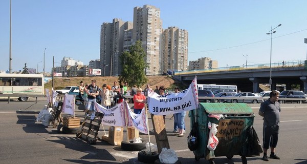 В Киеве проспект Бажана перекрыли из-за сноса двух киосков?