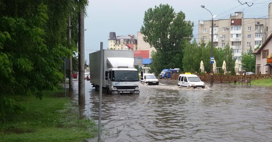 В Луцке из-за грозы улицы превратились в реки