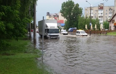 Непогода на Западной Украине: реки на улицах городов, град и сели