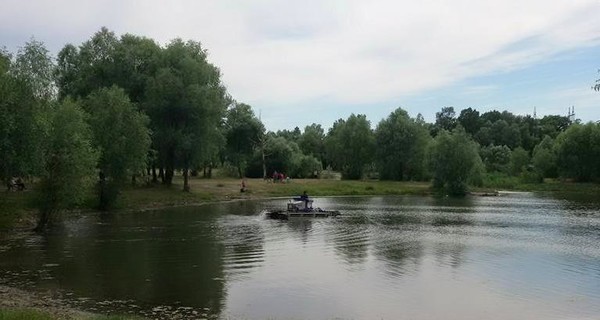 В Киеве чистят Синее озеро на Виноградаре