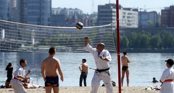 В Запорожье пляжи в водорослях, а в Днепре - в фантиках